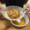 下に出汁が入っており、中蓋の上に麺や具材がのっています