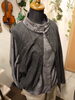 「チャコールグレーの刺繍シャツ×レースベストの秋コーデと音楽モチーフの店内ディスプレイ」