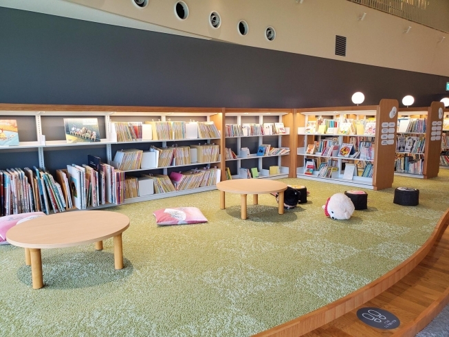 子供達が靴を脱いで本を読めるスペースです。「新しくなった《長井市立図書館》に行ってきました☆」