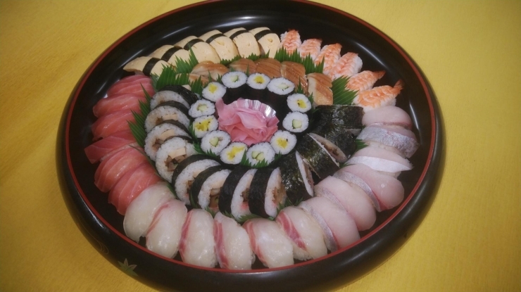 宅配寿司の並４０００円(消費税別途)　特上寿司も有「ひな祭り料理の予約受付中」
