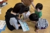 仕掛け絵本は楽しいね。もう涙はなく、ニコニコ笑顔!「2歳ちゃん、こけちゃった!泣いちゃったけど、頑張るよ!南区の英語リトミック【南区&下京区のピアノ•リトミック•英語リトミック】」