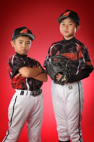 お兄ちゃん達は少年野球のユニフォームで写ったよ「野球のユニフォームの兄弟⭐︎赤ちゃんの記念写真⭐︎」