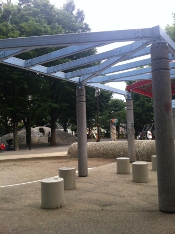 丸型のイスのほかにも、公園を囲むようにたくさんのベンチが設置されています。
