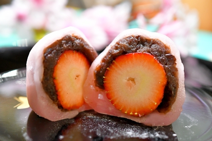 和菓子 御菓子司 松之餅 ほんのりピンクの可愛いいちご大福 富雄 奈良市で買えるいちご大福 まいぷれ 奈良 生駒