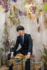 花が似合ってるよ「最近は男の子も成人式のお写真を撮るんです」