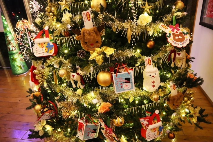 ツリーに飾っているポーチやミニバッグとお菓子を♪「クリスマスフェア、開催中～！！」
