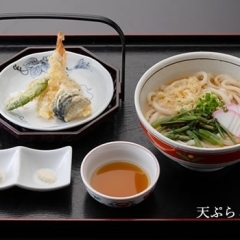 天ぷらと山菜（うどんまたはそば）膳