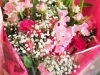 ピンクスイートピーとカスミソウのふんわりブーケ。「カムカム春花」