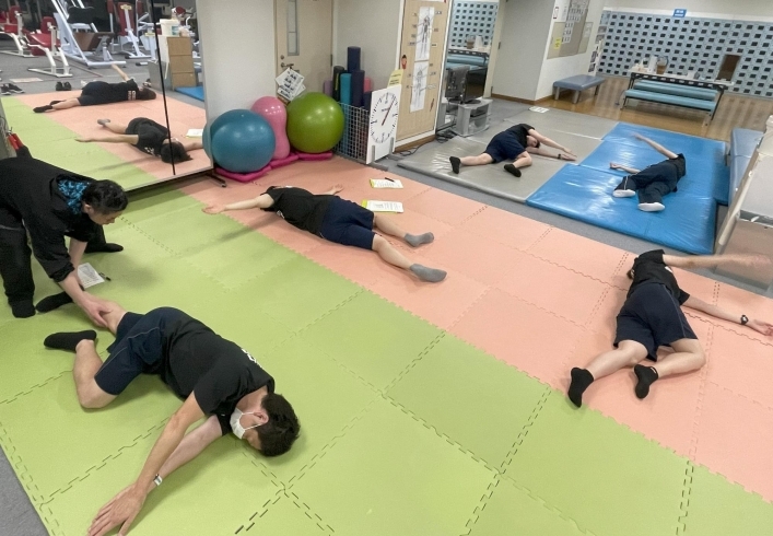 セルフでできる簡単な肩・胸周りのストレッチです。「先日は、埼玉県上尾市にあるスポーツクラブで「身体の軸と肩甲骨の柔軟性の関係」についての勉強会を実施致しました。」