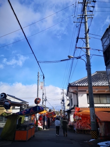 福だるまや熊手の出店もありました。「長野市岩石町「西宮神社　初えびす祭」」
