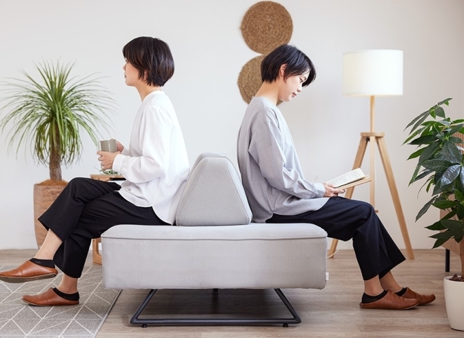 背クッションを挟んでどちらからでも腰かけられます「ソファのような ベッドのような 360°どこからでもくつろげる」