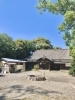 右側の社務所にて行います。「12月の神社ヨガのお知らせ⛩️【海南市にあるヨガ・ピラティス教室】」