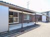 屋根付きの物干しスペースあり。天候を気にせず洗濯物を干しやすいのもポイントです。「【松山市針田町】平屋3Kの貸家を公開しました｜駐車場1台込み・全居室収納」