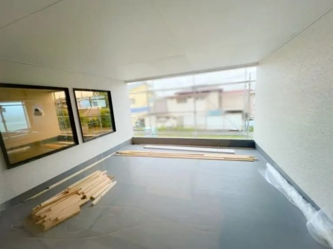 室内から外へ向かっての光景「【現場レポート】茨城県水戸市｜インナーバルコニー付2階建ての新築工事が進んでいます。」