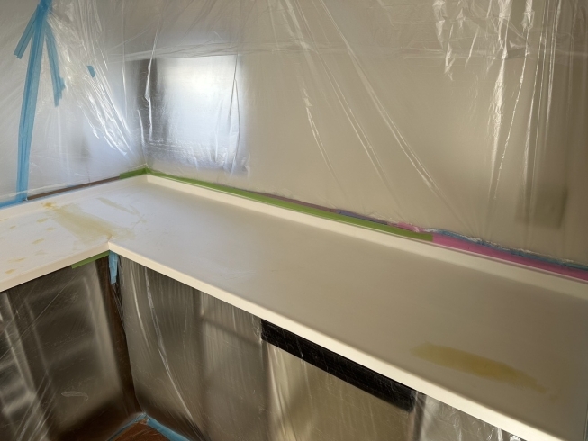 パテ下地処理を行い、下塗り剤を塗装します。「キッチンの天板塗装リフォームをご紹介します！」