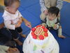 くだもの　飾ろうね。「今日は１０月のお誕生会がありました。」