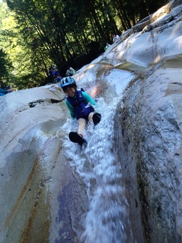 自然のウォータースライダー♪「全力で遊びつくすHIMAWARIの夏 通信Vol．３　松山市にある民間学童保育キッズホームひまわり♪」