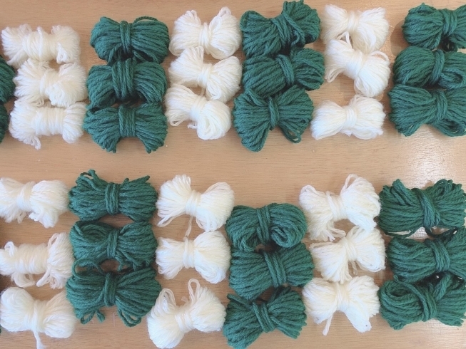 毛糸の束…緑白合わせて60束作りました！「♫11月クラフトキット♫」
