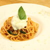 南イタリア産完熟トマトとブラッティーナチーズ、バジルのカプリ風“生パスタ”