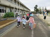 お姉さんと手をつないでニコニコ「ご入園☆進級おめでとうございます！」
