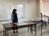撮影準備の1コマです。「今だからこそ出来ることを！　使い捨てエプロン制作動画を作りました！」