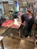 マグロの部位ごとに切り分けているところです「船橋市場 マグロ 西船橋 アンティークDEN」
