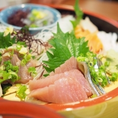 【角山　新富士店】新鮮な魚料理が自慢です！　大人数での宴会も♪