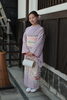 優美な着物で古都の風情を楽しむ「新緑の木陰でしっとり一枚—淡い紫の着物コーデ」