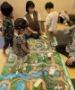 覚えた事を、マップの上で遊ぶように復習ね！「滋賀県から南区•下京区教室のリトミックレッスンへ２歳ちゃんが入会♪楽しい！次何するの？【京都市南区•下京区のピアノ教室•リトミック教室】」