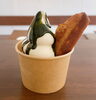 お好みでソースもつけられます！こちらは抹茶ソース「北海道ソフトクリーム×焼き立てフィナンシェのオリジナルスイーツ、テイクアウトもOK！」
