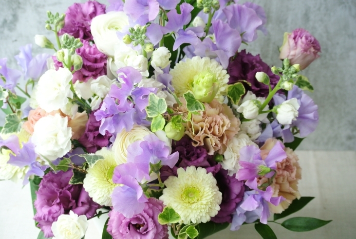 紫系は男性の仏様用に人気の色合いです。「“その人の人生を祝福する”お供え花」