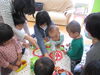 お弁当箱におかずをつめます「11月のたまてばこがありました！」