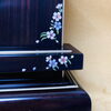 手描きの蒔絵「時代にあった新しい仏具を(´⊂_`人)ナウいよね～斐川町 仏壇」