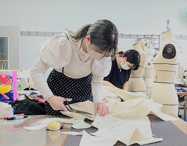 パタンナー　縫製技術者　デザイナー「心から好きなことをチャレンジしてみよう☆自分にピッタリの学校を探して、ひらめき力で自由な服作り＆ものづくりを楽しみましょう！発想力・技術力・感性力を学ぶなら神戸文化服装学院へ行こう☆」