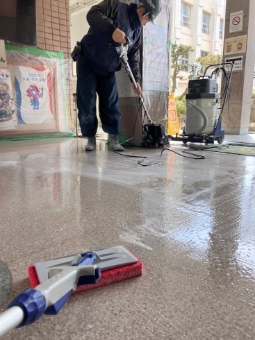 雨の日に傘の水ですべって危険「小学校の安全対策にも「ASL滑り止め」」