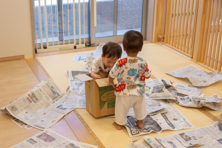 「新聞遊びを通して感じる成長　右京区保育園　活動の様子　令和6年度入園児さん見学受付中」