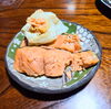 厚切りの鮭をお餅にのせてパク「お客様の家では・・・🏠️」