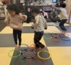 お猿さんみたいにぴょんぴょんとリズムに乗って!「南区&下京区のピアノ教室で音楽も英語も大好き!楽しい英語リトミックレッスン❣️【ピアノ・リトミック・英語リトミック・ベビーリトミック】」