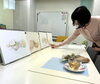 講師の田中奈美先生が丁寧で詳しい講評中✨「【銀座色えんぴつ教室】【中央区色えんぴつ教室】シニアの方に大好評！銀座で色えんぴつを習ってみませんか！？」