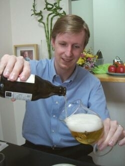ハンスさん自らビールを注いでいただきました。
グラスの内側を伝わすように注ぐと、
きめ細やかな泡になるそうです！