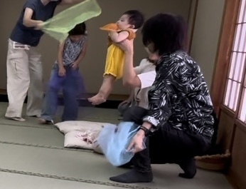 ママのお膝からジャンプ！魔法の絨毯は、お口ですが。「ベビーってすごい！！ものすごく音楽や言葉に反応して、めちゃ楽しんでる！！【南区&下京区のピアノ・リトミック・英語リトミック】」