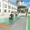 普段はトラックの体重計！　みんなで乗ってみます！「第14回　夏休み親子会社見学会を開催しました！」
