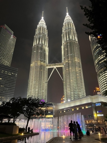 ライトアップされたペトロナスツインタワー「マレーシアのジャパンフェアに出店しました」