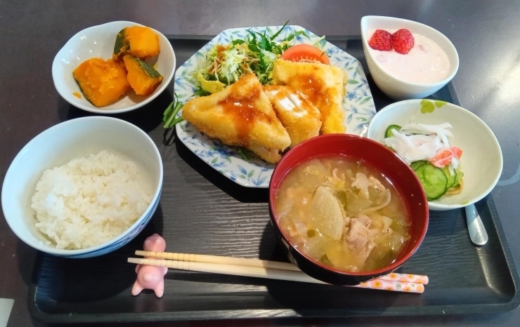 åŠç‰‡ãƒ•ライã€è±šæ±ã€‚今日ã¯ã”飯少ã‚。(˘・_・˘)「桃ã®èŠ±ðŸŒ¸ãŒç¶ºéº—ã ã£ãŸã®ã§ã“ã®å£ç¯€ã®ä¸˜ã®ä¸Šã®å°ã•ãªå®¶ã‚’ã”覧ãã ã•ã„。ã€
