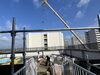 砂をトン袋へ移してくださってます「屋上砂場揚重作業　in枚方市」