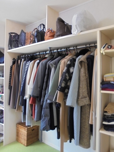 部屋の壁面。バック、コート、セーターを区分けして「使いやすい収納に①クローゼット」