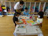 大きく描けてるね！「幼稚園・学校支援ボランティア（絵画指導）の方を迎えて」