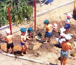 夏季には７×３ｍの大型プールや砂場での
水遊びを楽しみます「学校法人 泉学園 千城東幼稚園」