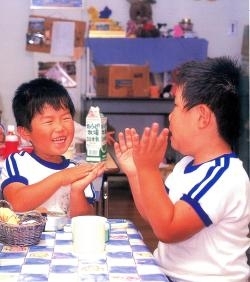 食育の一環として毎日牛乳を飲んだり、
小魚を食べたりしています「学校法人 泉学園 千城東幼稚園」