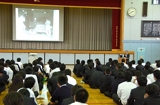 スクリーンには次々と50年前の写真。<br>九州への修学旅行のバスガイドさんの写真もあった。